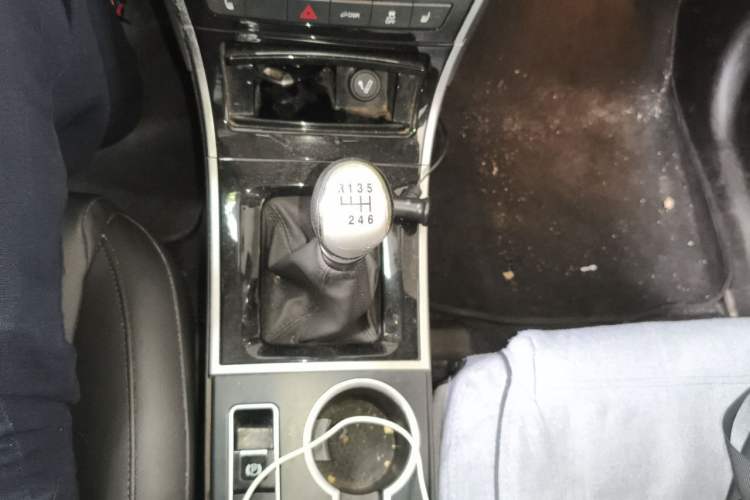 Used Haval H2 2016 Red-Label 1.5T Manual Two-Wheel Drive Luxury Model Gear Lever