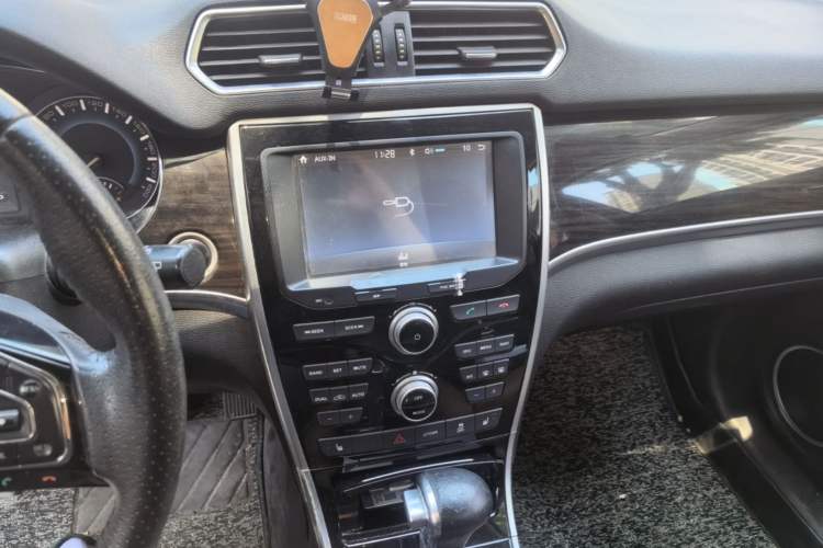 Used Haval H2 2016 Red-Label 1.5T Automatic Two-Wheel Drive Luxury Model Audio And AC Panel