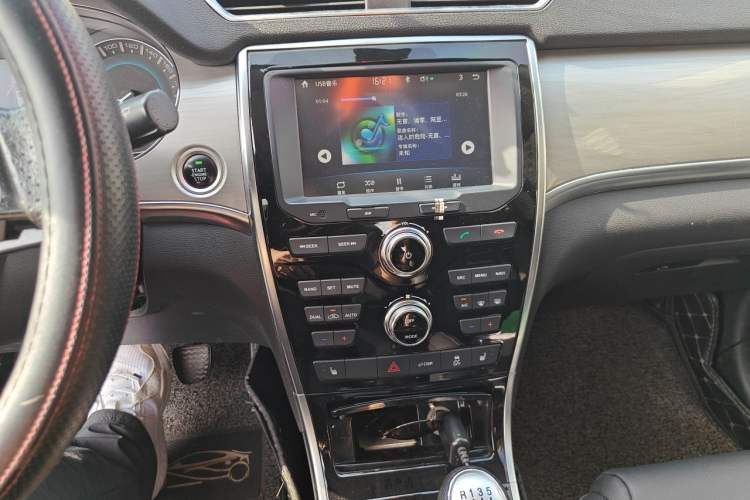 Used Haval H2 2016 Red-Label 1.5T Manual Two-Wheel Drive Luxury Model Audio And AC Panel