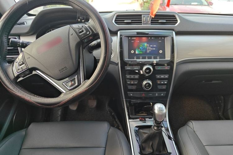 Used Haval H2 2016 Red-Label 1.5T Manual Two-Wheel Drive Luxury Model Center Console