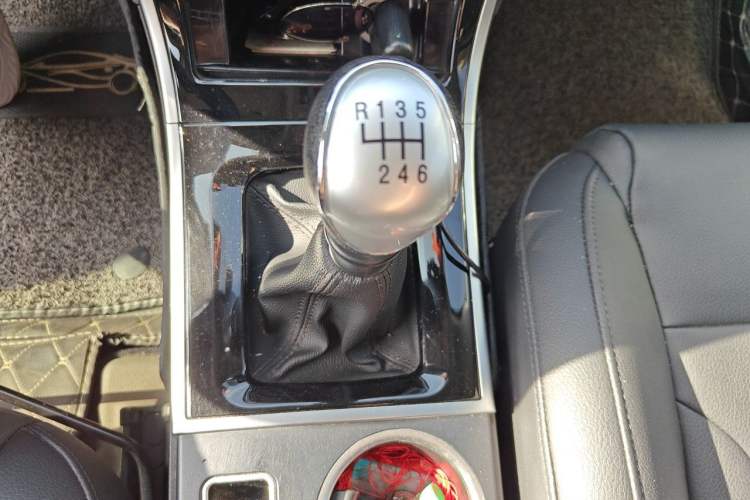 Used Haval H2 2016 Red-Label 1.5T Manual Two-Wheel Drive Luxury Model Gear Lever