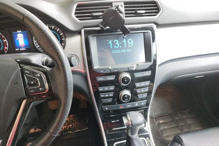Used Haval H2 2016 Red-Label 1.5T Automatic Two-Wheel Drive Luxury Model Audio And AC Panel