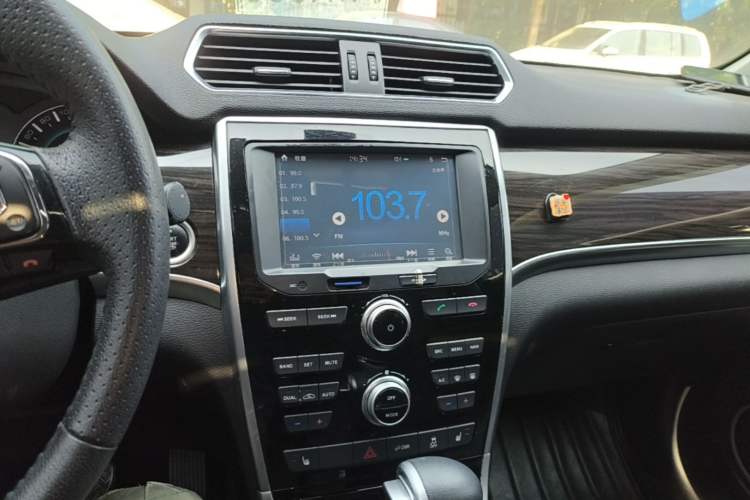 Used Haval H2 2016 Red-Label 1.5T Automatic Two-Wheel Drive Luxury Model Audio And AC Panel