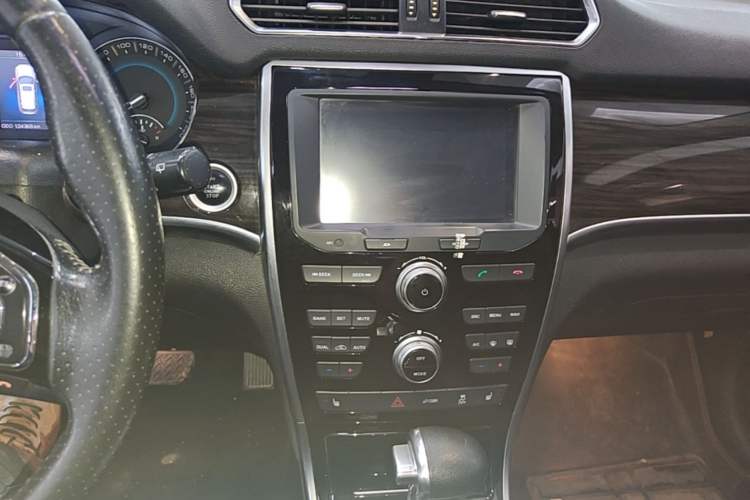 Used Haval H2 2016 Red-Label 1.5T Automatic Two-Wheel Drive Luxury Model Audio And AC Panel