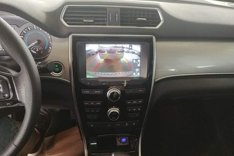 Used Haval H2 2016 Red-Label 1.5T Automatic Two-Wheel Drive Luxury Model Audio And AC Panel