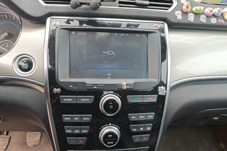 Used Haval H2 2016 Red-Label 1.5T Manual Two-Wheel Drive Luxury Model Audio And AC Panel