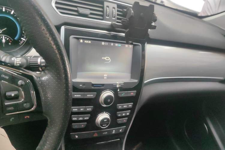 Used Haval H2 2016 Red-Label 1.5T Manual Two-Wheel Drive Luxury Model Audio And AC Panel