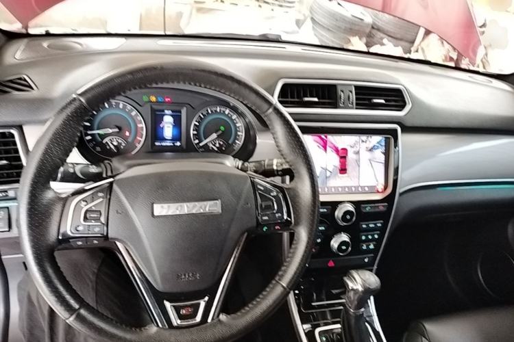 Used Haval H2 2016 Red Label 1.5T Automatic Two-Wheel Drive Elite Model Center Console