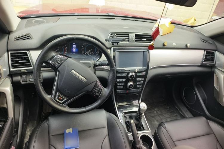 Used Haval H2 2016 Red Label 1.5T Manual Two-Wheel Drive Elite Model Center Console