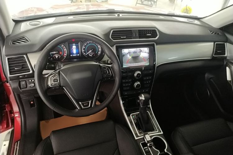 Used Haval H2 2016 Red-Label 1.5T Automatic Two-Wheel Drive Luxury Model Center Console