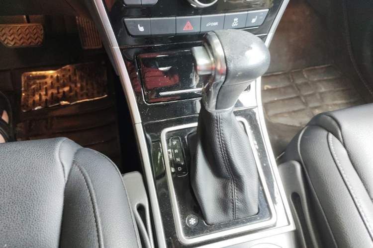 Used Haval H2 2016 Red-Label 1.5T Automatic Two-Wheel Drive Luxury Model Gear Lever