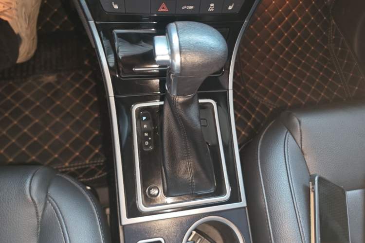 Used Haval H2 2016 Red-Label 1.5T Automatic Two-Wheel Drive Luxury Model Gear Lever