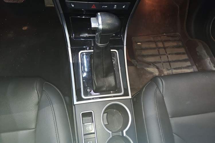 Used Haval H2 2016 Red-Label 1.5T Automatic Two-Wheel Drive Luxury Model Gear Lever