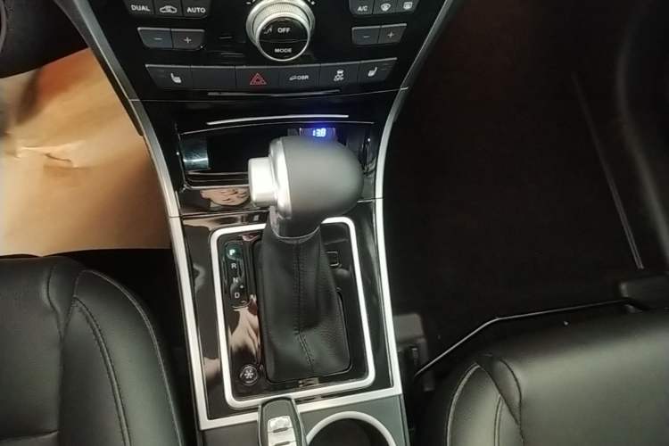 Used Haval H2 2016 Red-Label 1.5T Automatic Two-Wheel Drive Luxury Model Gear Lever
