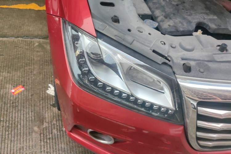 Used Haval H2 2016 Red-Label 1.5T Manual Two-Wheel Drive Luxury Model Right Front Headlight