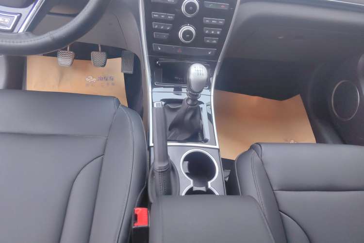 Used Haval H2 2016 Red Label 1.5T Manual Two-Wheel Drive Elite Model Gear Lever