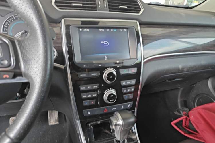 Used Haval H2 2016 Red-Label 1.5T Automatic Two-Wheel Drive Luxury Model Audio And AC Panel