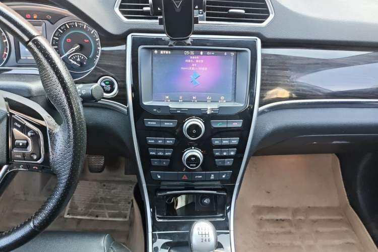 Used Haval H2 2016 Red-Label 1.5T Manual Two-Wheel Drive Luxury Model Audio And AC Panel