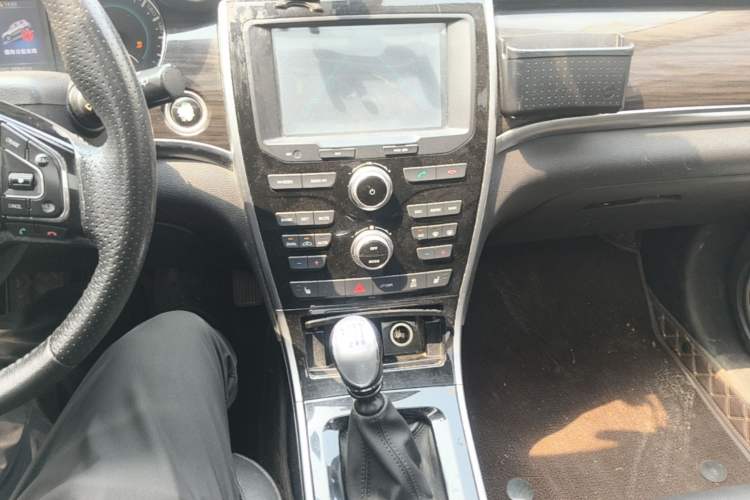 Used Haval H2 2016 Red-Label 1.5T Manual Two-Wheel Drive Luxury Model Audio And AC Panel