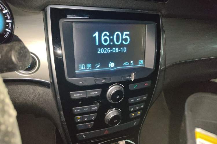 Used Haval H2 2016 Red-Label 1.5T Automatic Two-Wheel Drive Luxury Model Audio And AC Panel