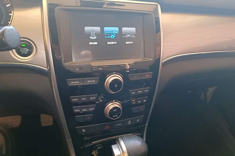 Used Haval H2 2016 Red-Label 1.5T Automatic Two-Wheel Drive Luxury Model Audio And AC Panel