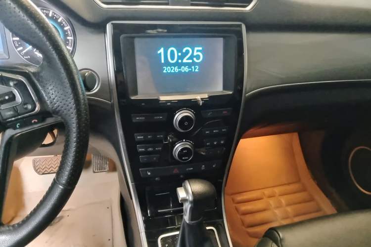 Used Haval H2 2016 Red-Label 1.5T Automatic Two-Wheel Drive Luxury Model Audio And AC Panel