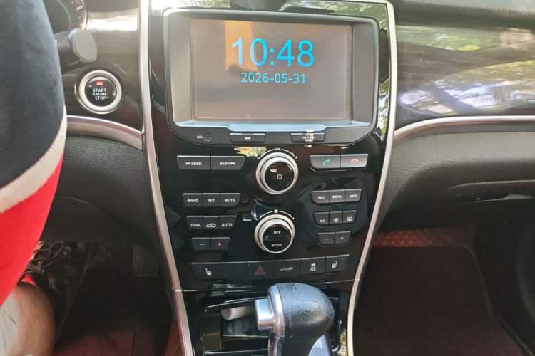 Used Haval H2 2016 Red-Label 1.5T Automatic Two-Wheel Drive Luxury Model Audio And AC Panel