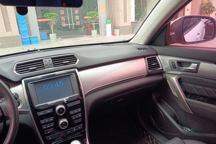 Used Haval H2 2016 Red-Label 1.5T Manual Two-Wheel Drive Luxury Model Audio And AC Panel
