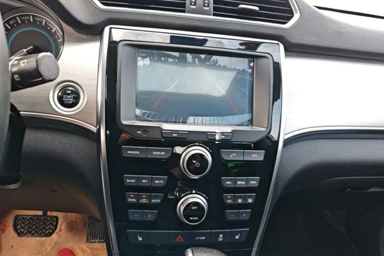 Used Haval H2 2016 Red Label 1.5T Automatic Two-Wheel Drive Prestige Model Audio And AC Panel
