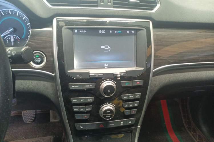 Used Haval H2 2016 Red-Label 1.5T Manual Two-Wheel Drive Luxury Model Audio And AC Panel