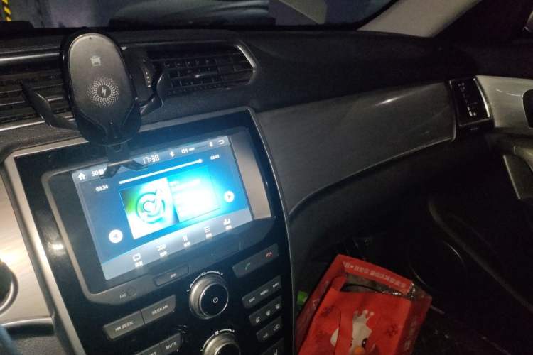 Used Haval H2 2016 Red-Label 1.5T Automatic Two-Wheel Drive Luxury Model Audio And AC Panel