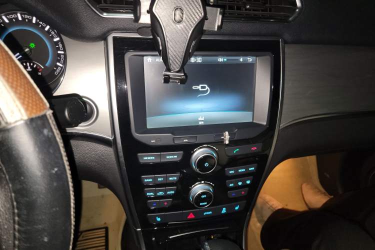 Used Haval H2 2016 Red-Label 1.5T Automatic Two-Wheel Drive Luxury Model Audio And AC Panel