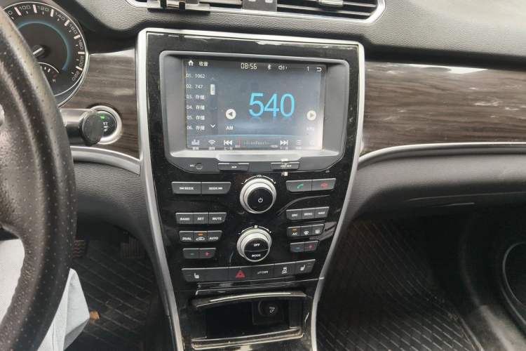Used Haval H2 2016 Red-Label 1.5T Manual Two-Wheel Drive Luxury Model Audio And AC Panel