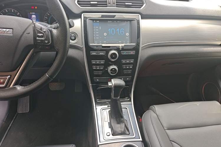 Used Haval H2 2016 Red-Label 1.5T Automatic Two-Wheel Drive Luxury Model Audio And AC Panel