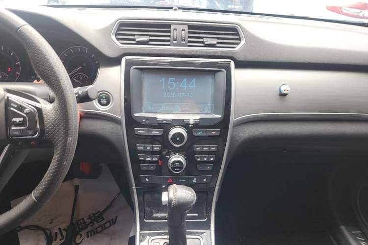 Used Haval H2 2016 Red-Label 1.5T Automatic Two-Wheel Drive Luxury Model Audio And AC Panel