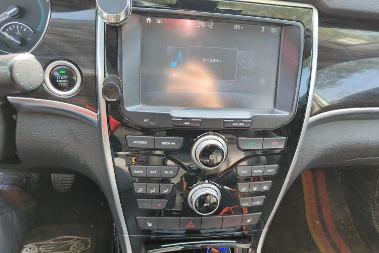 Used Haval H2 2016 Red Label 1.5T Manual Two-Wheel Drive Urban Edition Audio And AC Panel