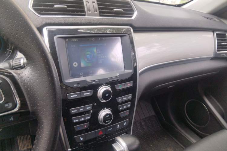 Used Haval H2 2016 Red-Label 1.5T Automatic Two-Wheel Drive Luxury Model Audio And AC Panel