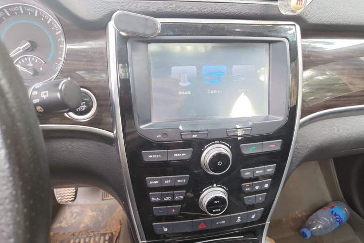 Used Haval H2 2016 Red-Label 1.5T Manual Two-Wheel Drive Luxury Model Audio And AC Panel