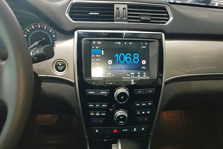 Used Haval H2 2016 Red-Label 1.5T Automatic Two-Wheel Drive Luxury Model Audio And AC Panel