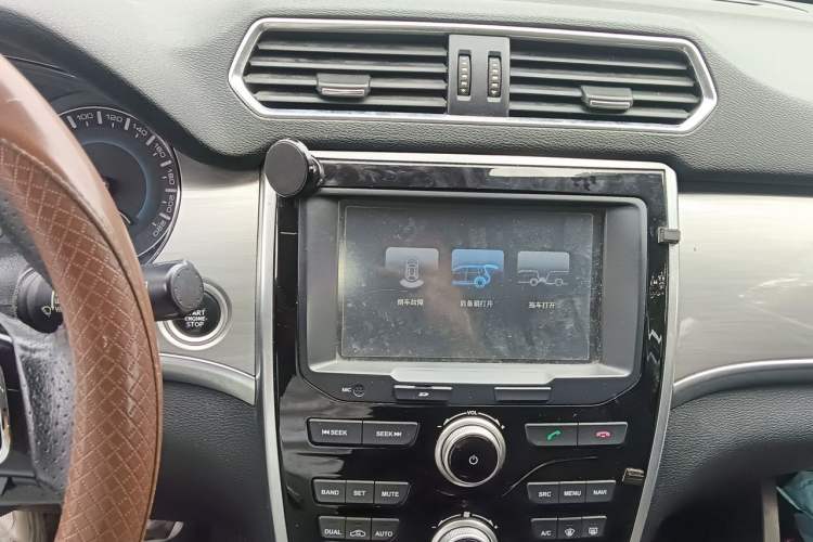 Used Haval H2 2016 Red-Label 1.5T Manual Two-Wheel Drive Luxury Model Audio And AC Panel