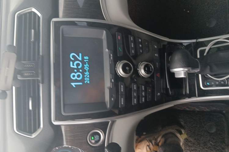 Used Haval H2 2016 Red-Label 1.5T Automatic Two-Wheel Drive Luxury Model Audio And AC Panel