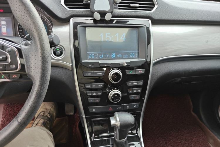 Used Haval H2 2016 Red-Label 1.5T Automatic Two-Wheel Drive Luxury Model Audio And AC Panel