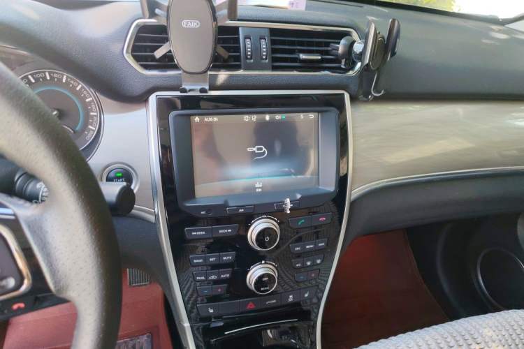 Used Haval H2 2016 Red-Label 1.5T Automatic Two-Wheel Drive Luxury Model Audio And AC Panel