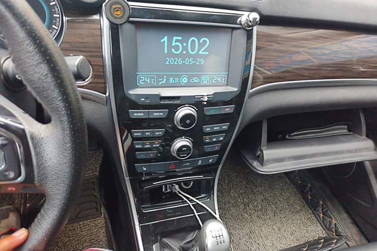 Used Haval H2 2016 Red-Label 1.5T Manual Two-Wheel Drive Luxury Model Audio And AC Panel