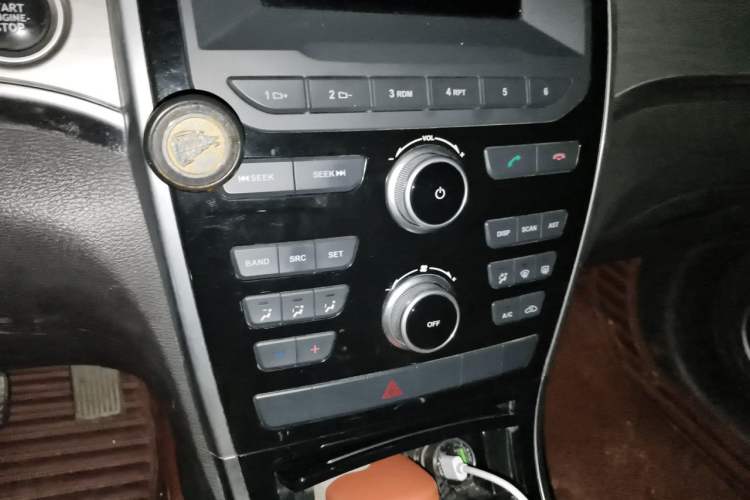 Used Haval H2 2016 Red-Label 1.5T Manual Two-Wheel Drive Comfort Model Audio And AC Panel