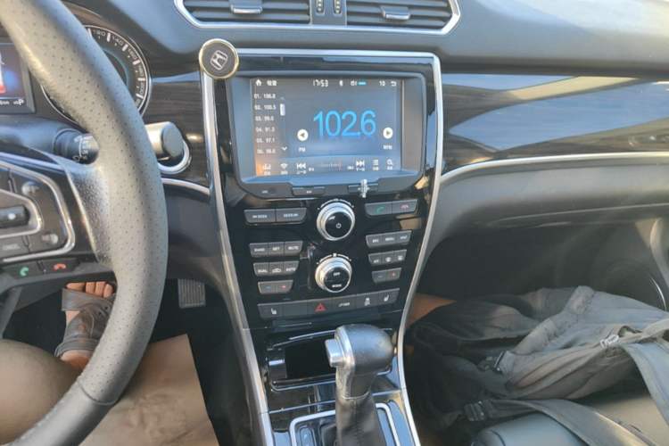 Used Haval H2 2016 Red-Label 1.5T Automatic Two-Wheel Drive Luxury Model Audio And AC Panel