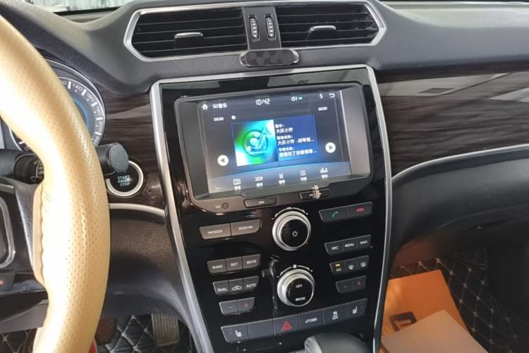 Used Haval H2 2016 Red-Label 1.5T Automatic Two-Wheel Drive Luxury Model Audio And AC Panel