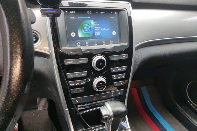 Used Haval H2 2016 Red-Label 1.5T Automatic Two-Wheel Drive Luxury Model Audio And AC Panel