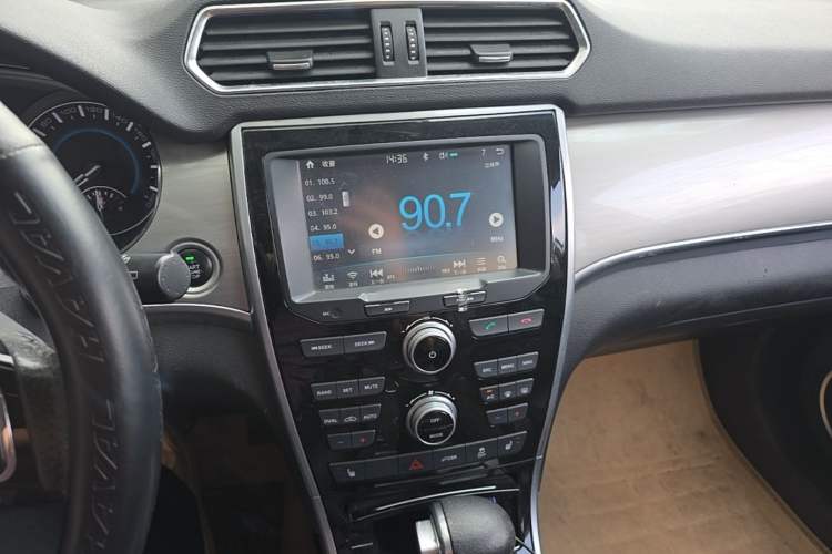 Used Haval H2 2016 Red-Label 1.5T Automatic Two-Wheel Drive Luxury Model Audio And AC Panel