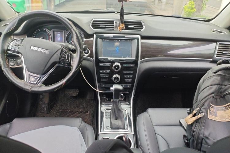 Used Haval H2 2016 Red-Label 1.5T Automatic Two-Wheel Drive Luxury Model Center Console